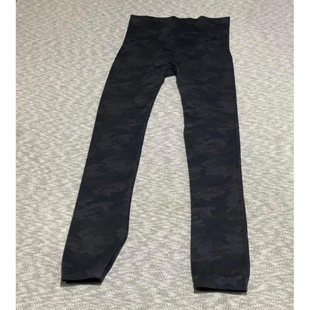 Spanx Black camo leggings with dark gray camouflage pattern women 1X. SKU-B724